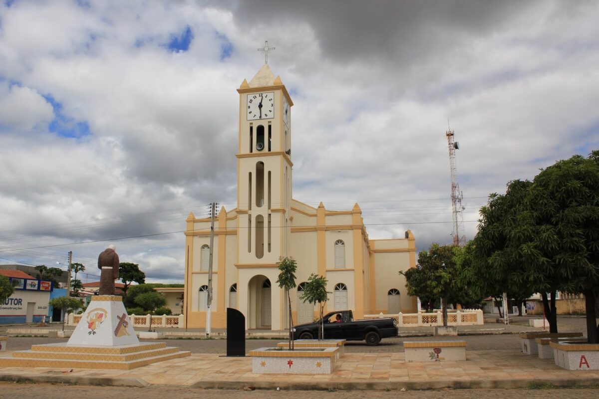 São Bento é um município brasileiro do estado da Paraíba, localizado na Região Geográfica Imediata de Catolé do Rocha-São Bento
