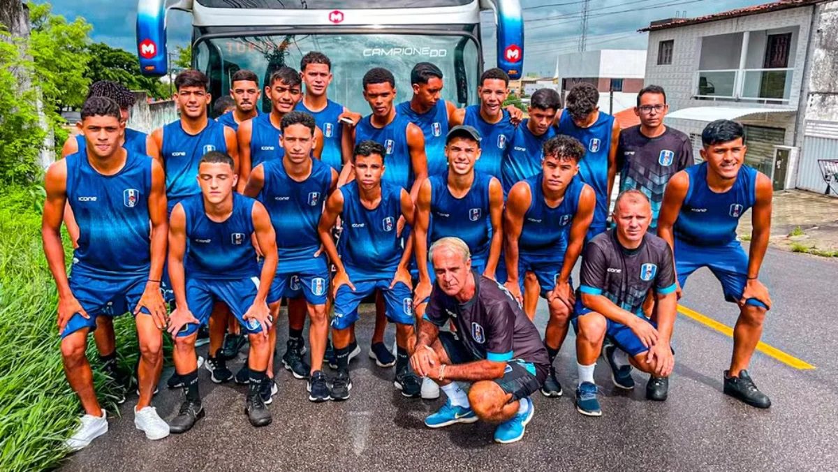 CSP chega ao Recife para duelo contra o Sport, pela Copa do Brasil Sub-17; veja os relacionados Elenco sub-17 do CSP posando para foto — Foto: Diego Arruda / CSP