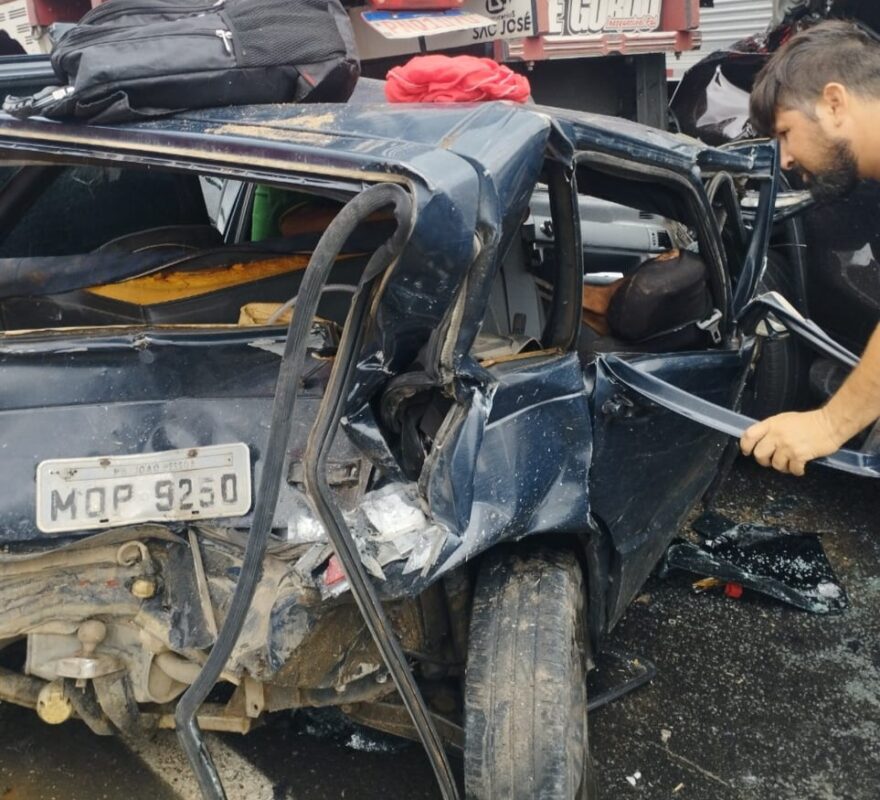 Acidente deixa carro completamente destruído e fecha BR-101 em Bayeux Acidente deixa carro completamente destruído e fecha BR-101 em Bayeux