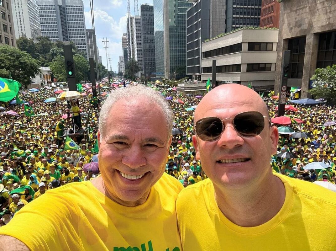 Após meses de provocações, Cabo Gilberto e Marcelo Queiroga posam juntos em ato pró-Bolsonaro Marcelo Queiroga, Bolsonaro, Meses, Gilberto