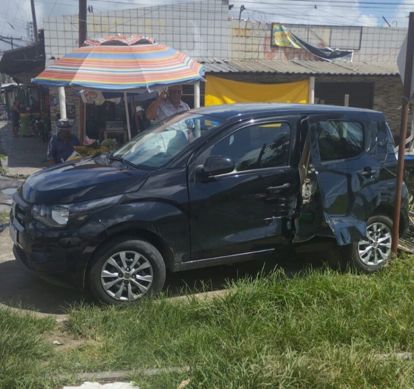 Motorista tenta atravessar cruzamento e carro é atingido por trem no bairro de Mandacaru Motorista tenta atravessar cruzamento e carro é atingido por trem no bairro de Mandacaru