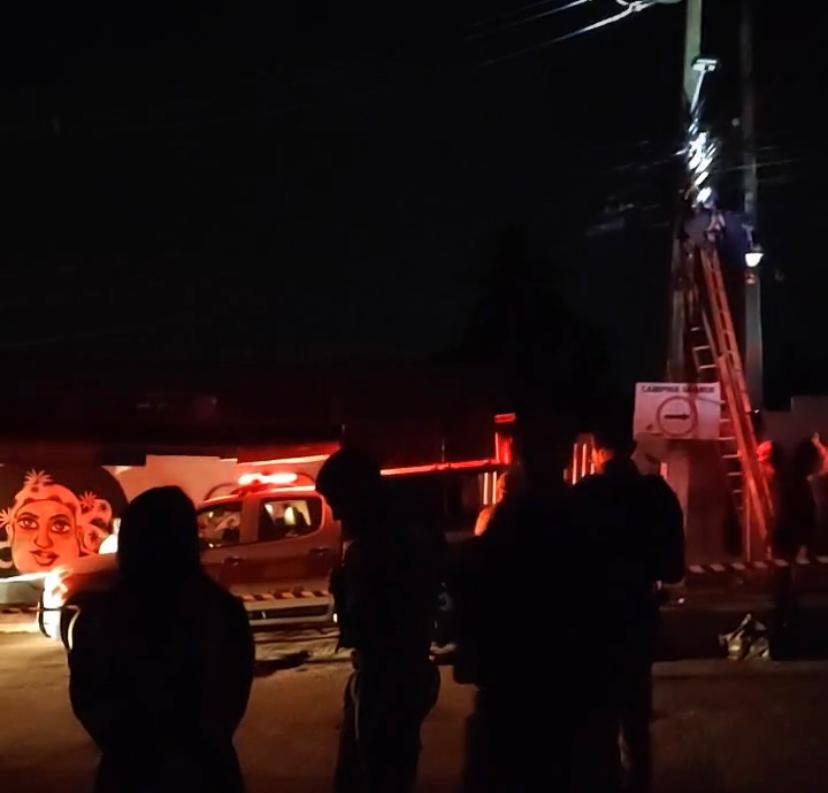 Técnico de internet morre eletrocutado e corpo fica pendurado na rede elétrica em Queimadas Técnico de internet morre eletrocutado e corpo fica pendurado na rede elétrica em Queimadas