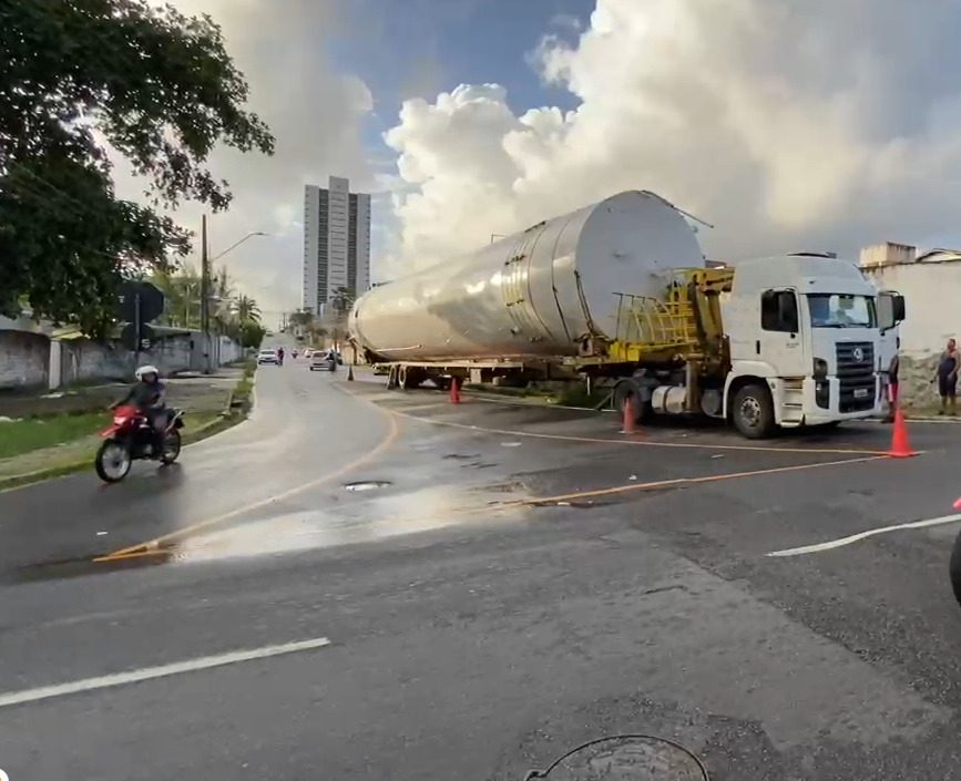Carreta com caixa d'água segue percorrendo ruas da capital, até chegar ao destino final.