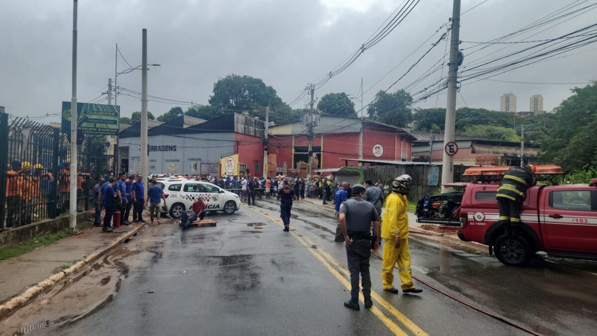 Helicóptero cai na Grande São Paulo e deixa pelo menos sete vítimas