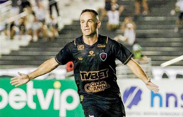 "O futebol é muito mais do que troféus", diz Pipico em carta após vice-campeonato com o Botafogo-PB Os gols da partida foram marcados por Pipico (foto) e Erick no segundo tempo (foto: reprodução/instagram/Botafogo/Cristiano Santos).