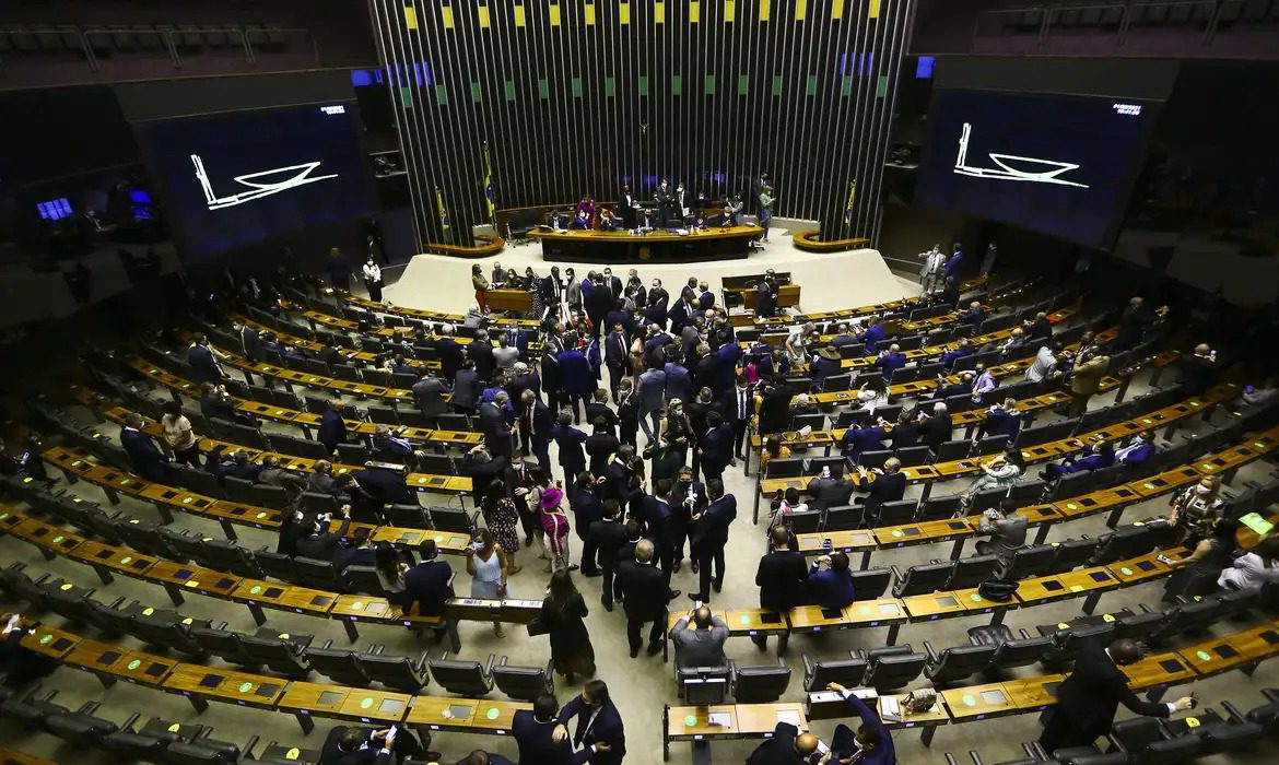 Deputados votam regulamentação da Reforma Tributária com mais de 500 emendas nesta quarta Deputados votam regulamentação da Reforma Tributária com mais de 500 emendas nesta quarta