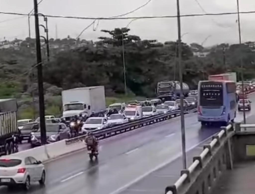 Chuva e pista molhada causam engavetamento envolvendo cinco carros na BR-230, em João Pessoa chuva