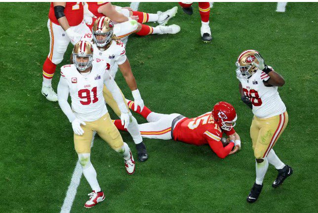 Jogadores do 49ers não conheciam regra de prorrogação no Super Bowl Arik Armstead e Patrick Mahomes durante o segundo quarto do Super Bowl LVIII, vencido pelos Chiefs — Foto: Michael Reaves/Getty Images