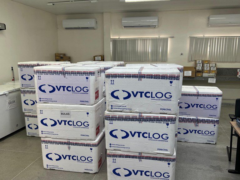Paraíba recebe as primeiras vacinas contra a dengue e distribuição das doses começa nesta quinta-feira A população alvo para a vacinação são crianças e adolescentes entre 10 e 14 anos,