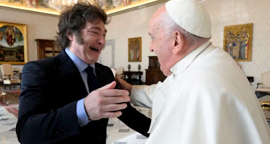 Em encontro privado, Milei leva alfajor a papa e pede desculpa por chamá-lo de imbecil O presidente argentino, Javier Milei, cumprimenta o papa Francisco na chega de audiência no Vaticano, em 12 de fevereiro de 2024.