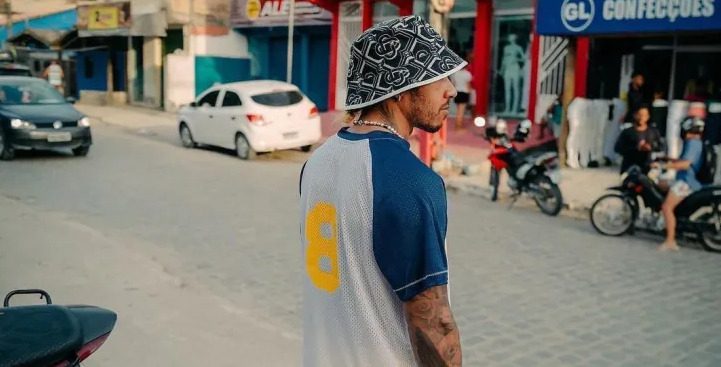 Lewis Hamilton posta foto em Trancoso e recebe convite para assistir jogo da Copa do Nordeste Lewis Hamilton postou foto na Bahia.