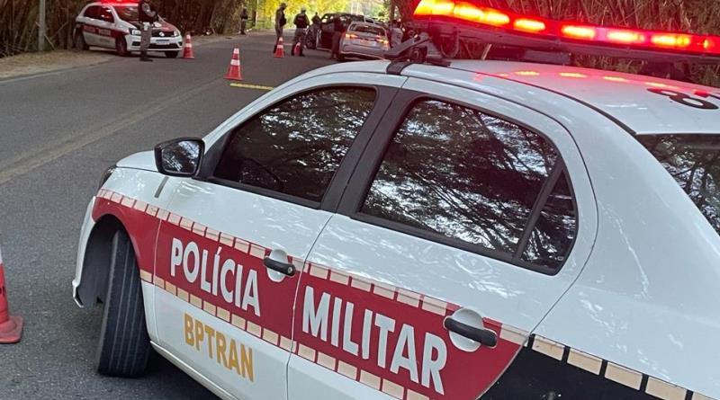 Mulher detida agredindo a própria mãe no Shopping Tambiá bptran, viatura, PMPB