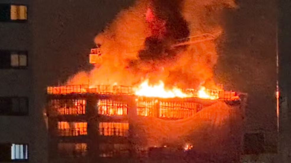 Incêndio em prédio no Recife é controlado e polícia investiga causas Incêndio em prédio no Recife é controlado e polícia investiga causas