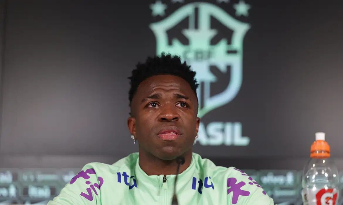 Em lágrimas, Vini Jr revela "menos vontade de jogar" devido a racismo Em lágrimas, Vini Jr revela "menos vontade de jogar" devido a racismo