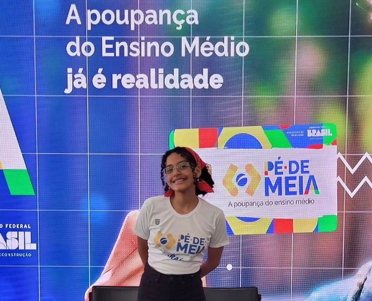 Aluna da Paraíba recebe cartão do Pé-de-Meia das mãos do presidente Lula durante cerimônia em Brasília