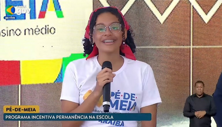 Aluna da Paraíba recebe cartão do Pé-de-Meia das mãos do presidente Lula durante cerimônia em Brasília