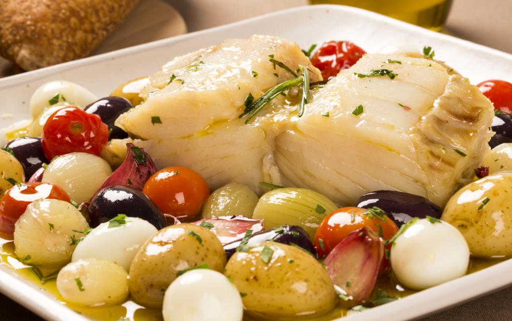 Para quem está com o bolso mais folgado e não abre mão do bacalhau, a bacalhoada é uma excelente opção