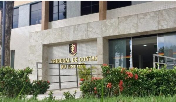 Prefeita, TCE, Bayeux, Luciene Gomes, contrato, justificar, iluminação