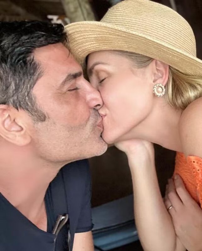 Ana Hickmann e Edu Guedes assumem namoro com beijão: 'Novo motivo para sorrir' Ana Hickmann e Edu Guedes assumem namoro com beijão: 'Novo motivo para sorrir'