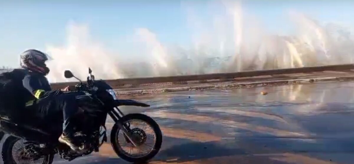 VÍDEO: ressaca do mar invade orla de João Pessoa e de Baía da Traição e ondas alagam praça e avenidas mar, ressaca, orla, praia, cabo branco