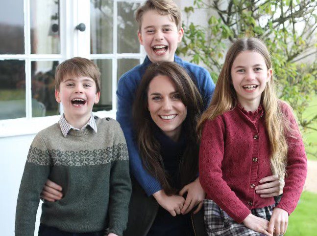 Kate Middleton reaparece em foto com os filhos e agradece apoio do público após cirurgia A princesa Kate ao lado dos filhos Louis, George e Charlotte em foto para o Dia das Mães — Foto: Príncipe William/Palácio de Kensington