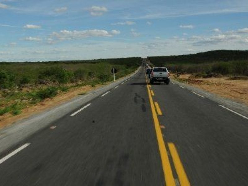 Carreta bitrem carregada de caroço de algodão tomba na BR-230, entre Pombal e Aparecida carreta bitrem