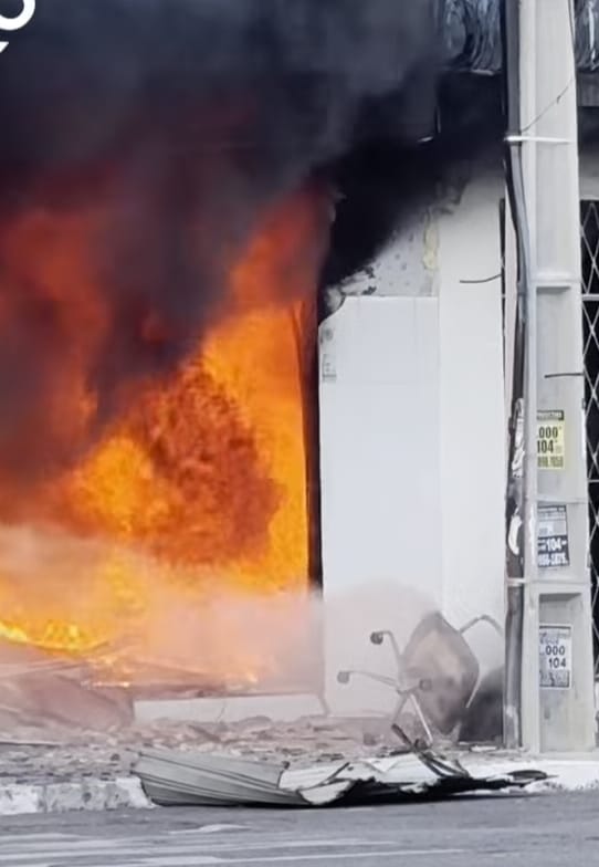 Incêndio destrói oficina de eletroeletrônicos, em Jaguaribe incêndio