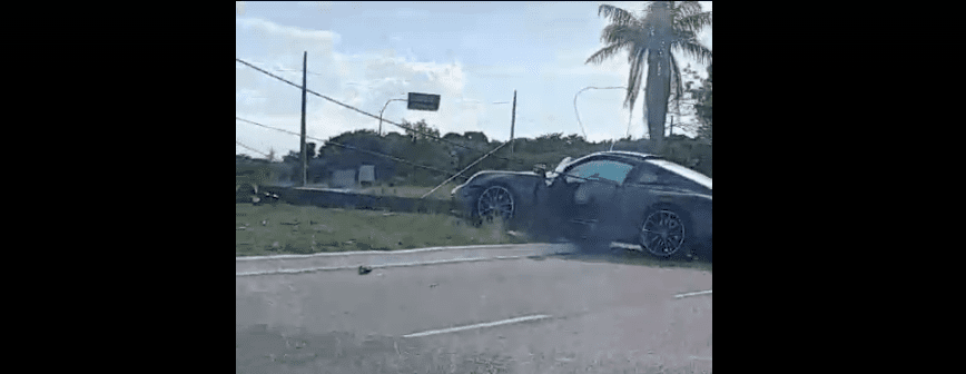 Carro de luxo Porsche, avaliado em cerca de R$ 1 milhão, derruba poste em avenida de João Pessoa Carro de luxo Porsche, avaliado em cerca de R$ 1 milhão, derruba poste em avenida de João Pessoa