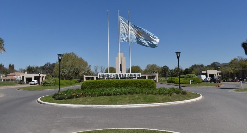 VEJA FOTOS: condomínio de luxo onde 'casal Braiscompany' se escondia tem campo de golfe, quadras de tênis e 'clube familiar' Condomínio Haras Santa Maria, onde Antônio Neto e Fabrícia Ais, da Braiscompany, foram encontrados pela Interpol.