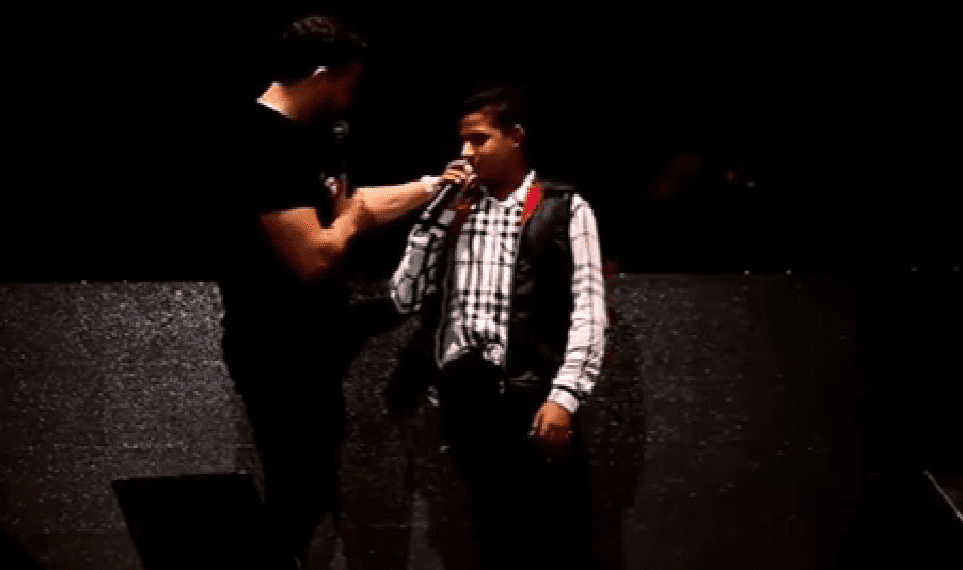 Safadão convida criança para cantar junto com ele durante show em Alagoa Nova; assista Safadão convida criança para cantar junto com ele durante show em Alagoa