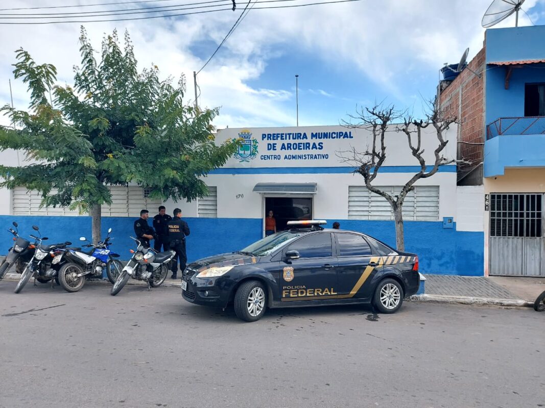 Polícia Federal deflagra operação e cumpre mandados na prefeitura de Aroeiras Aroeiras