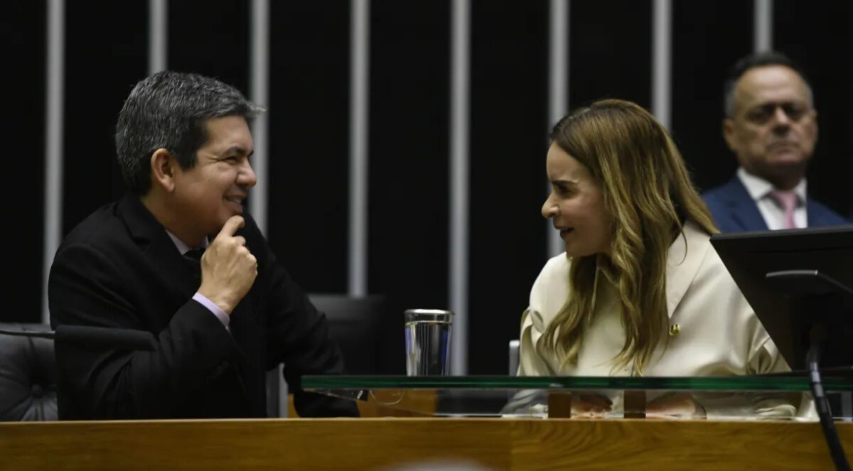 Líder do governo no Congresso, senador Randolfe Rodrigues conversa com a senadora Daniella Ribeiro (PSD-PB), relatora do Perse no Senado; Planalto observa andamento do projeto no Senado 22/12/2023 - Edilson Rodrigues/Agência Senado