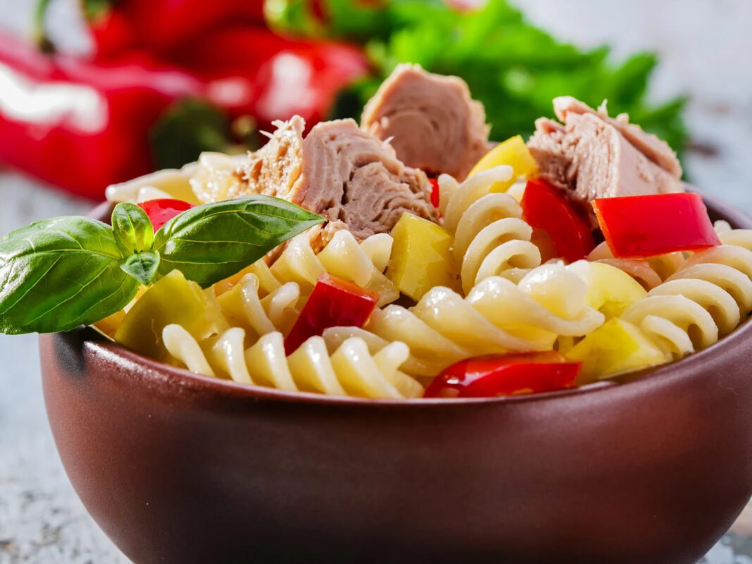 Salada de macarrão, simples e rápida para uma refeição saudável Salada de macarrão, simples e rápida para uma refeição saudável