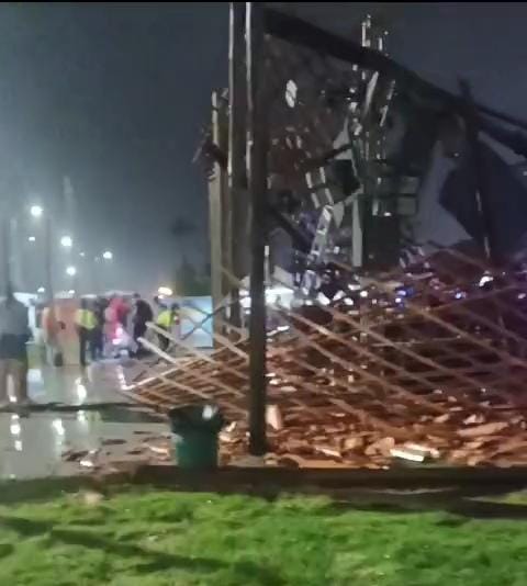 Estrutura que desabou, em imagem capturada na noite do domingo (28). (foto reprodução/redes sociais)