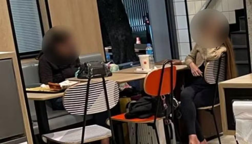 Mãe e filha moram em McDonald's há três meses; dupla é suspeita de calotes e foi condenada por injúria racial Mãe e filha, Rio de Janeiro
