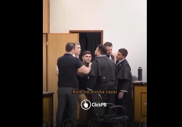 "Bosta, frouxo e safado": julgamento termina em confusão em Tribunal do Júri; assista bosta, frouxo, safado: julgamento, confusão, Tribunal do Júri
