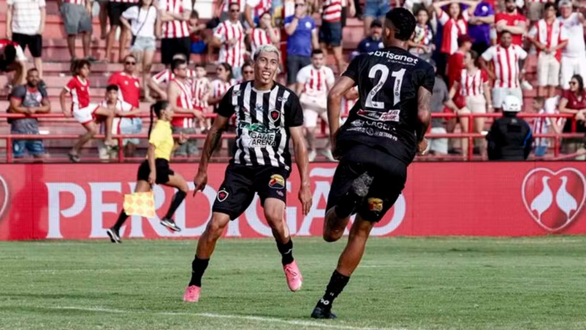 Kiko deixa o Botafogo-PB e destino deverá ser o futebol tailandês Kiko em ação pelo Botafogo-PB — Foto: Cristiano Santos/Botafogo-PB