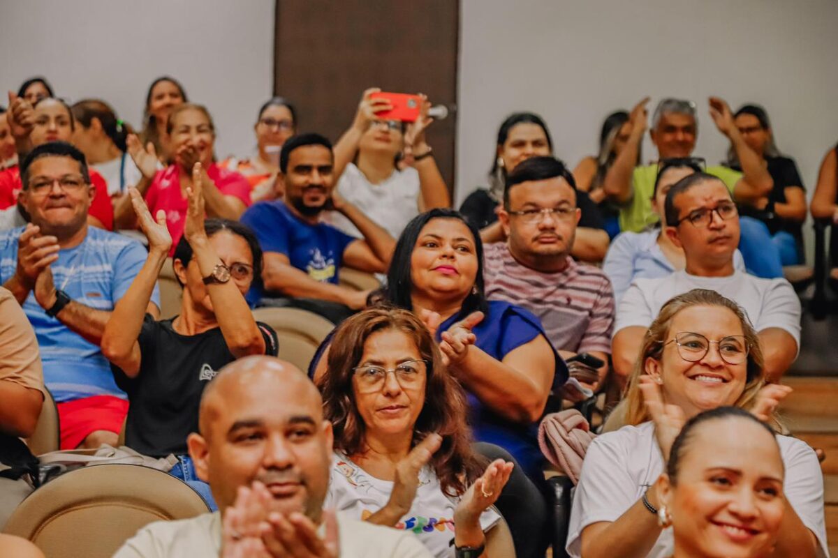 Cícero Lucena entrega 250 chromebooks a professores da rede municipal de João Pessoa