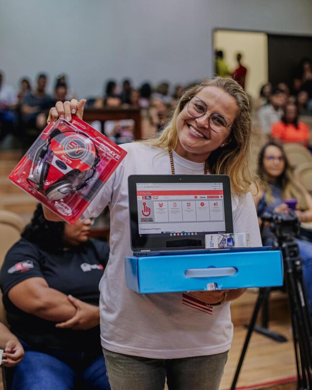 Cícero Lucena entrega 250 chromebooks a professores da rede municipal de João Pessoa
