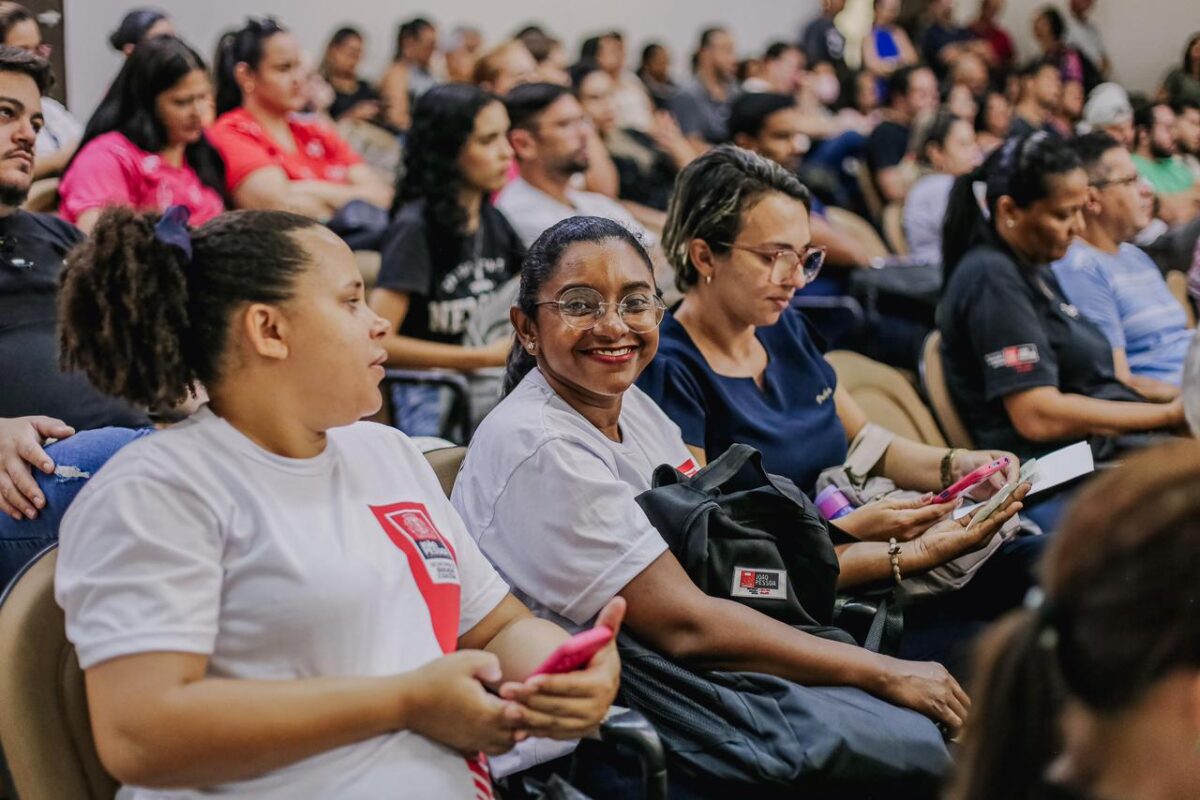 Cícero Lucena entrega 250 chromebooks a professores da rede municipal de João Pessoa