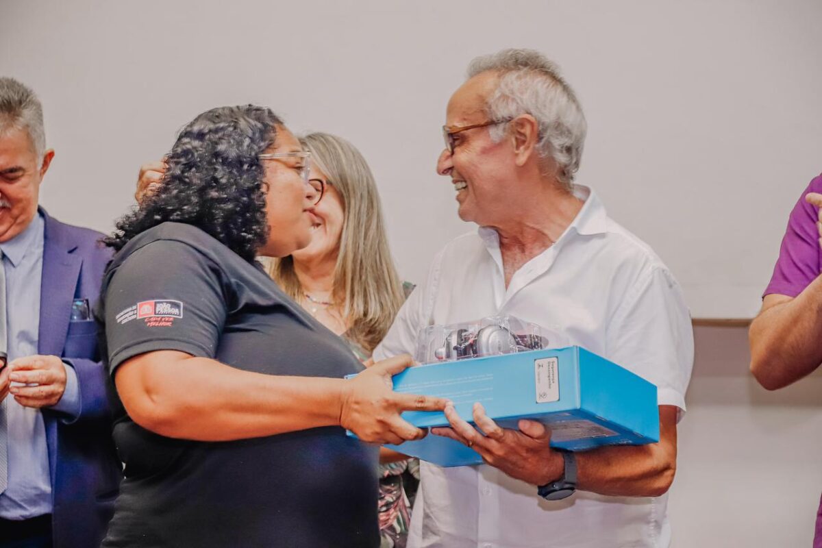 Cícero Lucena entrega 250 chromebooks a professores da rede municipal de João Pessoa Cícero Lucena, entrega, chromebooks, educação, professores, João Pessoa