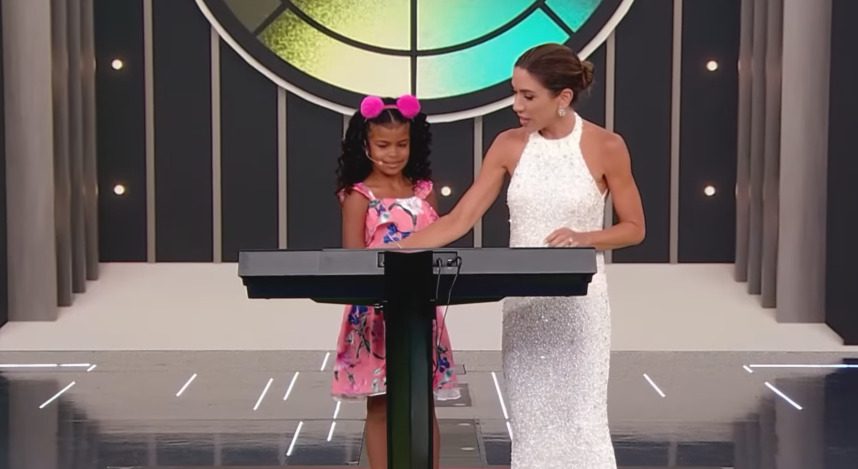 VÍDEO: criança da Paraíba viraliza nas redes sociais após apresentação no Programa Silvio Santos Karolaine Duarte e Patrícia Abravanel. (foto: reprodução/SBT)