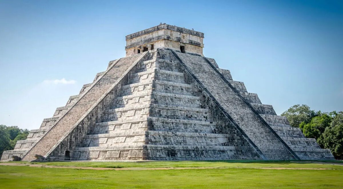 Descoberta em pirâmide revela colapso dramático da dinastia maia Esse processo de queima de artefatos e restos mortais era incomum para a realeza, assim como sua colocação nessa câmara da pirâmide. (foto: Site oficial/Chichén Itzá)