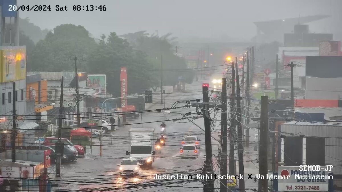 Vídeos e fotos mostram caos e alagamentos após chuva forte em João Pessoa; confira