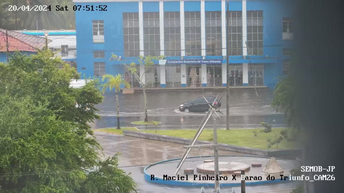 Vídeos e fotos mostram caos e alagamentos após chuva forte em João Pessoa; confira