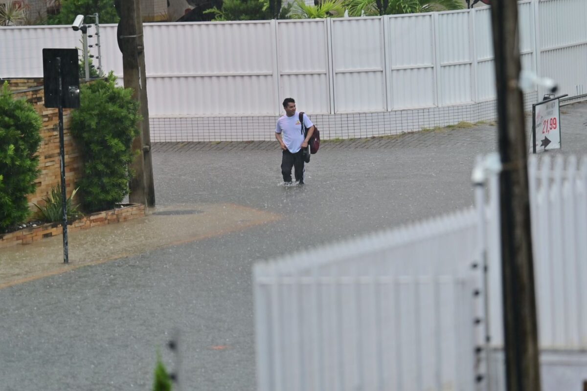 Vídeos e fotos mostram caos e alagamentos após chuva forte em João Pessoa; confira Chuva, Fotos, Vídeos,