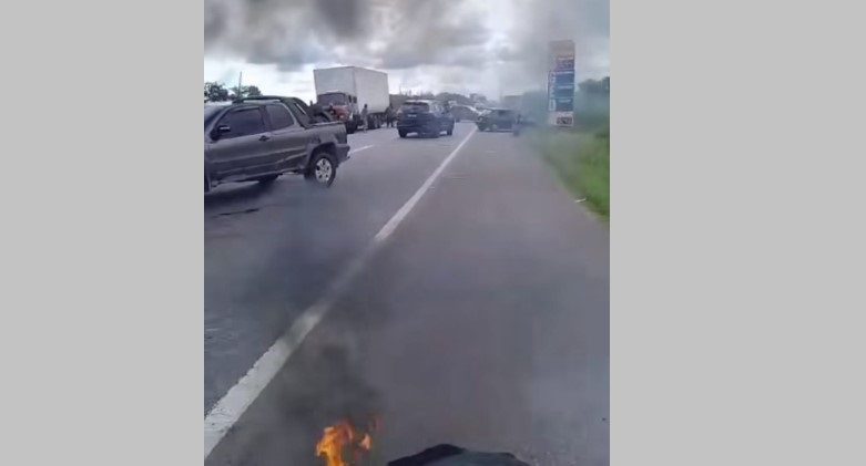 Manifestantes interditam BR-230 e reclamam de liberação de água em açude de Engenheiro Ávidos Sousa, BR-230