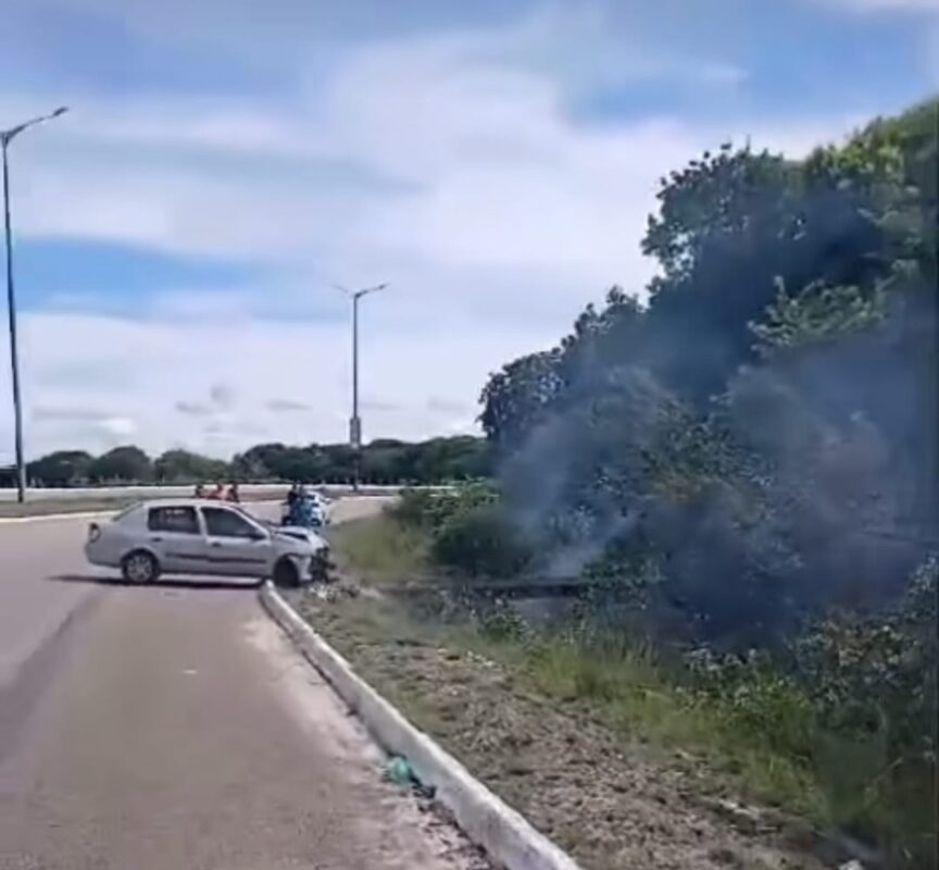 Carro bate e derruba poste na rodovia PB-008, em João Pessoa; acidente causou incêndio Acidente, João Pessoa, Carro
