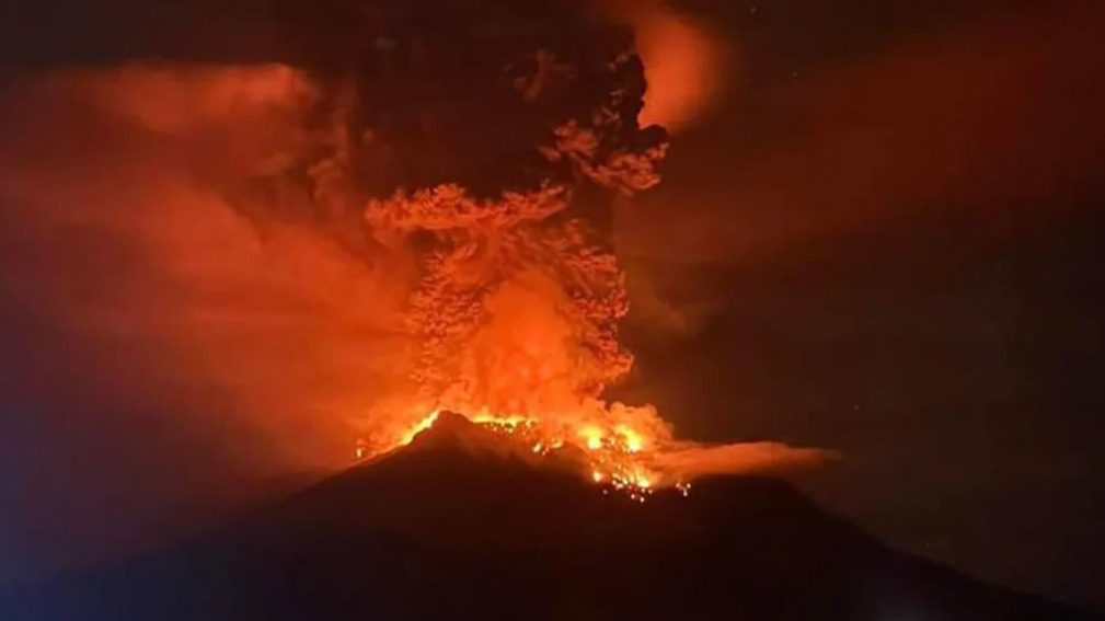 VÍDEO: Indonésia emite alerta de tsunami após erupção de vulcão Vulcão fogo Indonésia