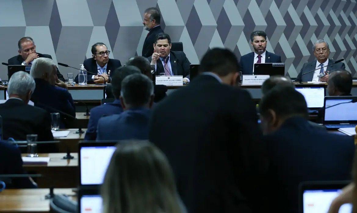 Comissão do Senado aprova aumento de salários de juízes e promotores Senado, CCJ